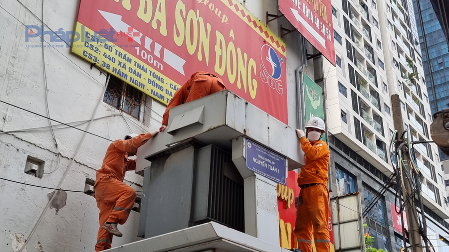 Lượng điện tiên thụ toàn quốc lại lập đỉnh mới. Ảnh Vũ Quang
