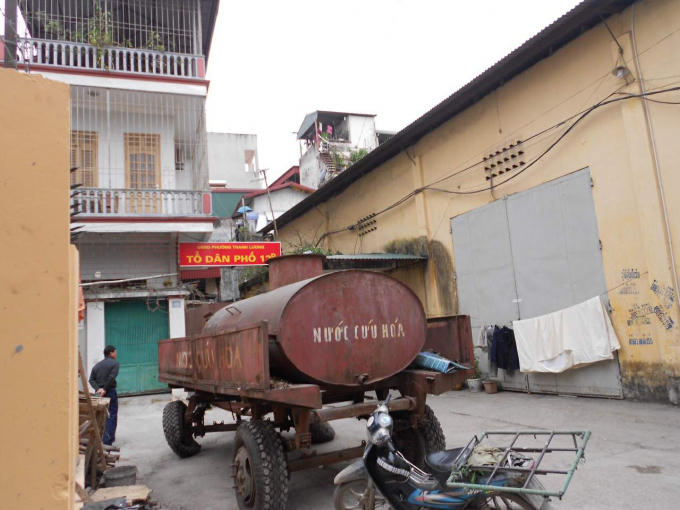 Cảng Hà Nội bỗng đưa một loạt xe kéo chở các thùng chứa nước đã hoen gỉ, cũ nát đến để che chắn cổng tiếp giáp với ngõ 920.