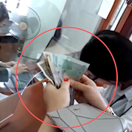 Cảnh người dân đưa tiền làm hộ chiếu nhanh cho cán bộ Bắc Giang