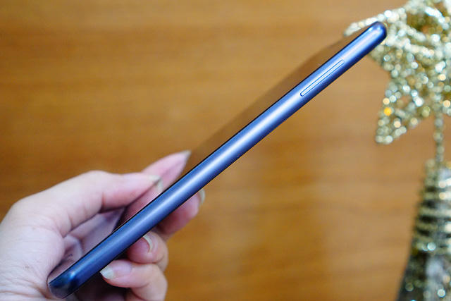 C&aacute;c ph&iacute;m bấm được sắp xếp ph&ugrave; hợp khi sử dụng bằng một tay kh&aacute; dễ d&agrave;ng. H&atilde;ng cho biết Bphone 2017 cho khả năng kh&aacute;ng nước v&agrave; bụi bẩn, gi&uacute;p an to&agrave;n khi v&ocirc; t&igrave;nh đ&aacute;nh rơi v&agrave;o chậu nước hoặc đi ngo&agrave;i trời mưa&hellip;