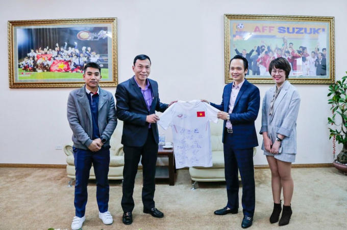 Chiếc áo có chữ ký các cầu thủ U23 Việt Nam – quà lưu niệm VFF tặng Tập đoàn FLC