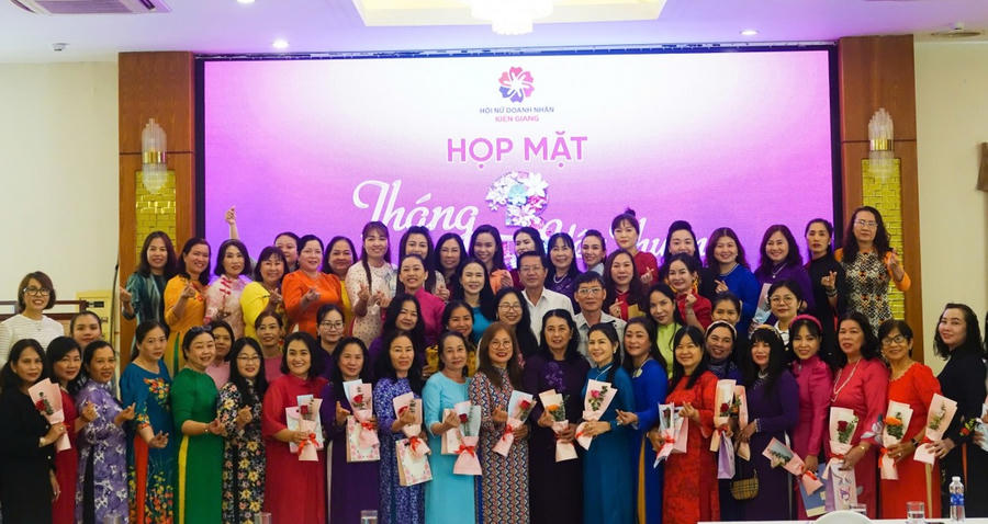 Lãnh đạo sở ngành Kiên Giang chụp ảnh lưu niệm cùng chị em phụ nữ trong Hội Nữ doanh nhân Kiên Giang