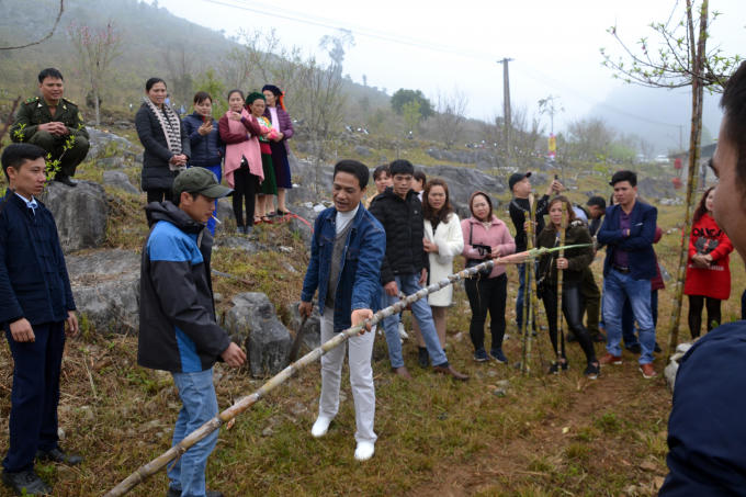 Lễ hội cũng diễn ra hội thi chặt Mía, du khách nào có khả năng chặt cây Mía sao cho 2 đoạn có độ dài bằng nhau sẽ nhận được quà của Ban tổ chức.