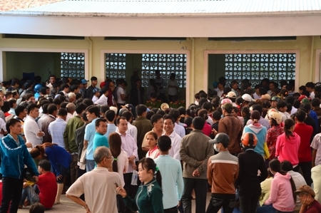 Nhiều người dân chen lấn nhau đi làm chứng minh thư nhân dân