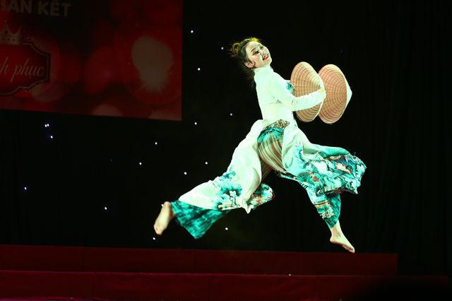 Nhận được sự cổ vũ nhiệt thành của đông đảo bạn học, Nguyễn Thị Hoa – khoa Văn hóa học tự tin thả hồn trong những vũ điệu của ca khúc Xinh tươi Việt Nam.