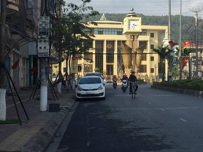 Những tuyến đường tại TP Cẩm Phả sẽ đượckẻ vạch sơn để quy hoạch thành nơi dừng đỗ xe ô tô.