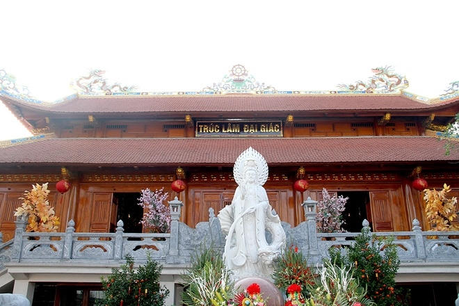 Khánh thành đầu năm 2016, đền được bàn giao cho Ban chấp hành họ Trần Hà Tĩnh quản lý. Khuôn viên của Trần Triều Điền gồm hơn 15 hạng mục, trong đó có 3 tòa nhà lớn là Đệ Nhất Điện, Đệ Nhị Điện và Đệ Tam Điện. Các tòa được phân cấp hai tầng, thiết kế theo kiến trúc "tân cổ giao duyên".