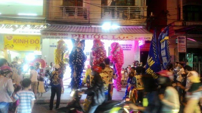 C&aacute;c đội L&acirc;n trổ t&agrave;i tr&ecirc;n đường phố.