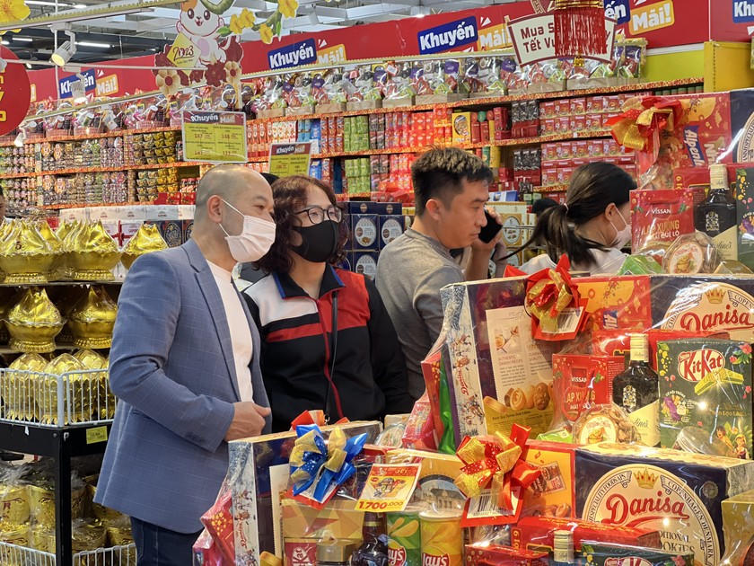 Khu vực tập trung đông người là các gian hàng bánh kẹo Tết, giỏ quà, rượu bia, các loại hạt hay các gian hàng thực phẩm khô...