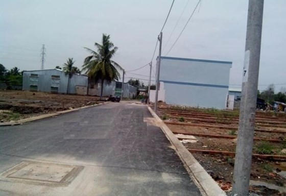 Vĩnh Lộc B là địa bàn khá nóng về phân lô, bán nền tự phát. Việc phân lô nền tự phát có lợi cho đầu nậu, nhưng hậu quả sẽ làm vỡ quy hoạch đô thị.