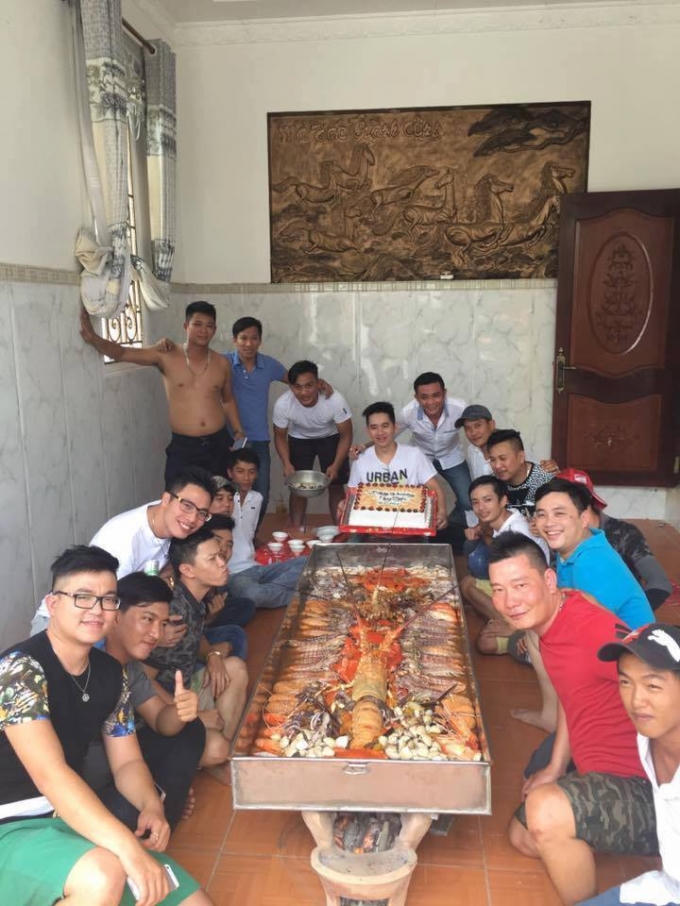 Nồi lẩu được làm bằng khay dài 8 mét, được đun bằng 6 chiếc bếp than do các thành viên tự làm