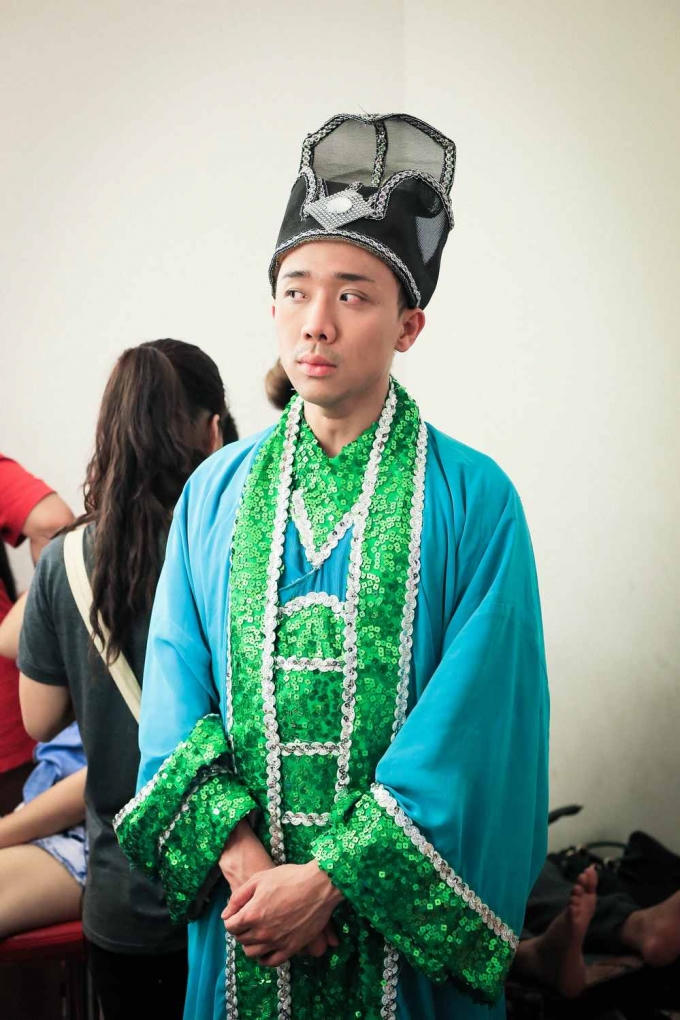 Trấn Thành vào vai thái giám Trương Hồ trong " Bóng ma dưới giếng"