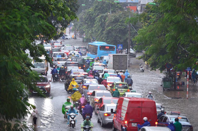 Ghi nhận tại đường Phạm Ngọc Thạch (Đống Đa, Hà Nội), dòng phương tiện nối đuôi nhau qua đoạn đường ngập.
