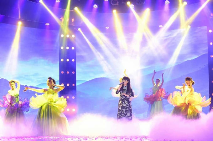 Geisha Nhật Kim Anh vươn lên dẫn đầu đêm thi Phương Dung