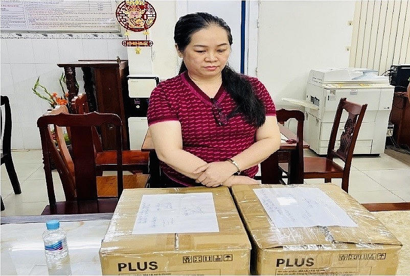 Khám xét Văn phòng Công chứng Huỳnh Thị Liêm, thu giữ nhiều tài liệu liên quan vụ án.