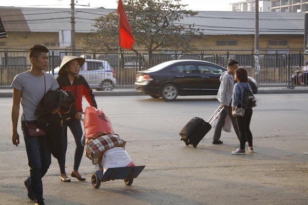 Tại bến xe Giáp Bát, các tuyến xe phía nam từ các tỉnh Hà Nam, Nam Định, Ninh Bình, Nghệ An, Thanh Hoá…đổ về đây rất đông.