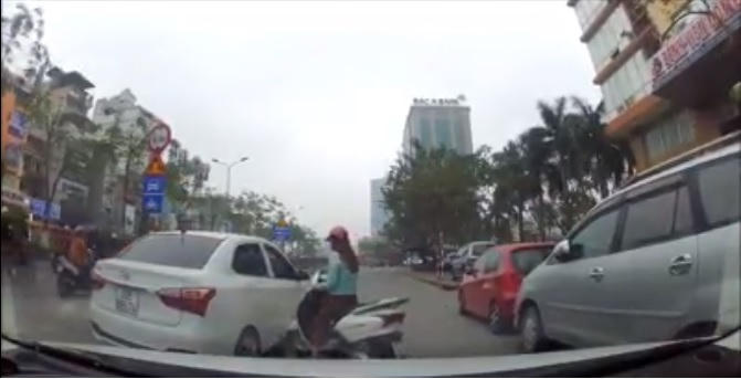 "Ninja Lead" điều khiển xe đâm vào thành ô tô Huyndai.