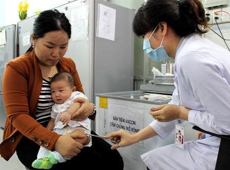 Trong bối cảnh vắc xin dịch vụ hết hàng, phụ huynh nên chủ động cho trẻ thụ hưởng tiêm chủng mở rộng