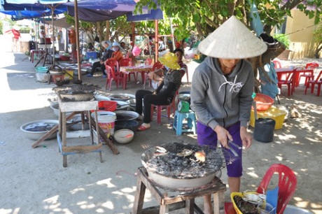 Các bếp than đỏ lửa luôn được người bán chuẩn bị để phục vụ khách hàng.