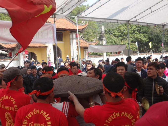 Đội tuyển pháo của xã Ninh Hòa chuẩn bị nổ pháo.