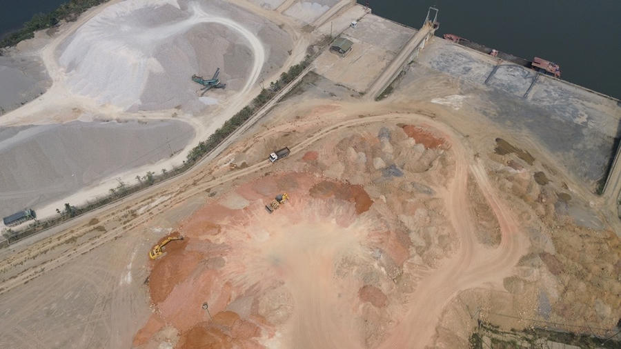 Trước đó ngày 26/7/2022, UBND tỉnh Quảng Ninh đã cấp giấy phép khai thác số 2118/GP-UBND cho Công ty cổ phần Logistic Đông Nam Á khai thác đất bằng phương pháp lộ thiên trong diện tích dự án Khu trụ sở văn phòng, nhà ở cán bộ công nhân viên và khu kinh doanh dịch vụ tổng hợp tại xã Thống Nhất với thời hạn 12 tháng. Mục địch sử dụng: Cung cấp vật liệu cho các Dự án trên địa bàn tỉnh (ưu tiên cung cấp cho các Dự án đầu tư công)