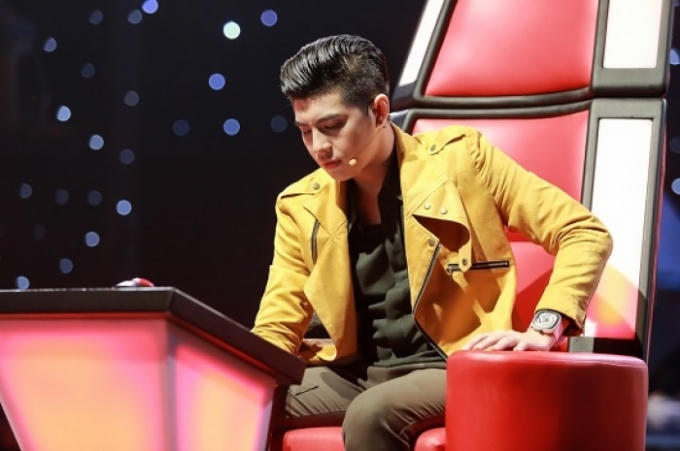 Nam ca sĩ điển trai trên ghế nóng The Voice Kid cùng áo cổ vest màu vàng kết hợp cùng áo sơ mi và quần âu tối màu. Noo còn mang thêm phụ kiện đồng hồ, khoe vẻ lãng tử.