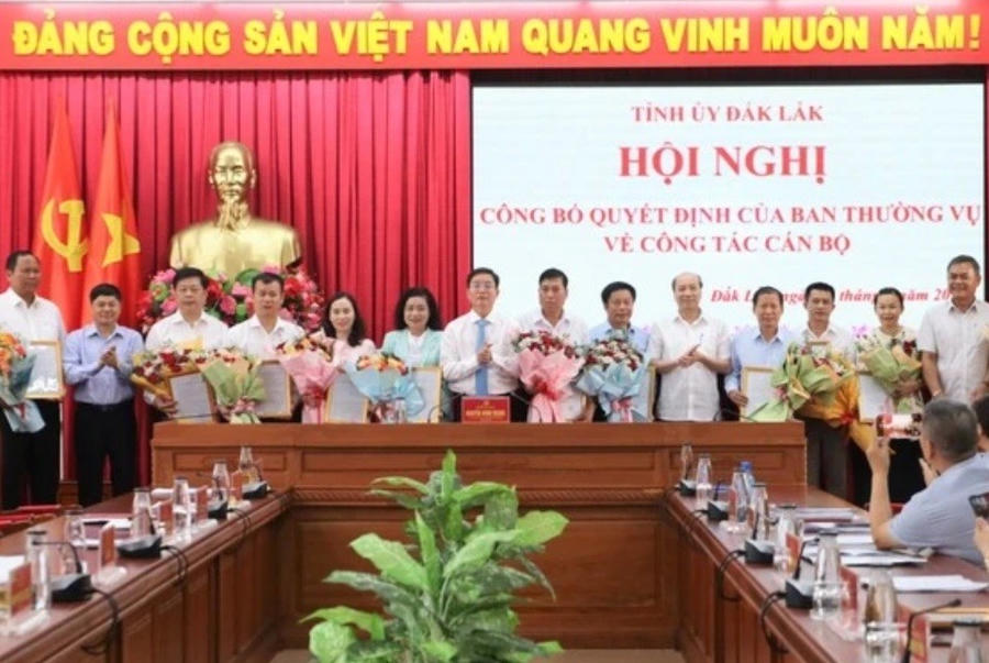 Lãnh đạo Tỉnh ủy Đắk Lắk trao quyết định và tặng hoa chúc mừng các đồng chí được điều động, luân chuyển và bổ nhiệm. Ảnh: X.D