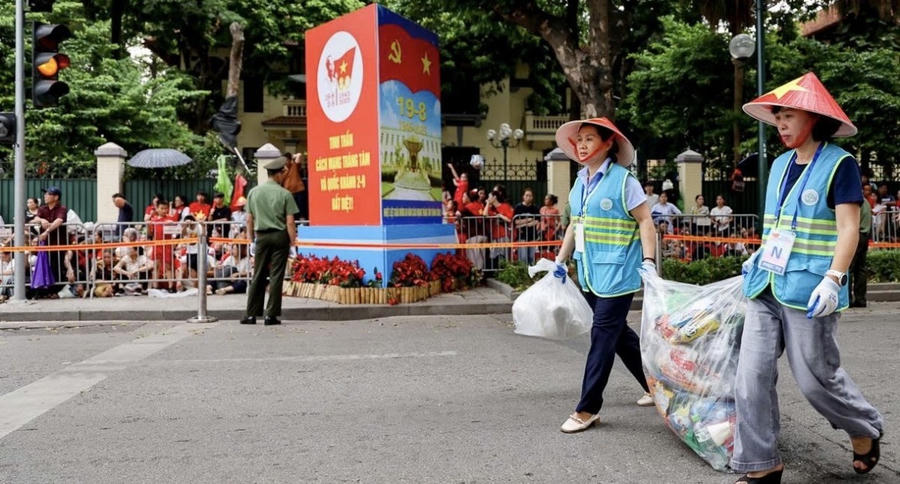 Công nhân môi trường và các tình nguyện viên thu gom rác liên tục, đảm bảo môi trường cho các khu vực diễu binh, diễu hành. (Ảnh: Công an TP Hà Nội)