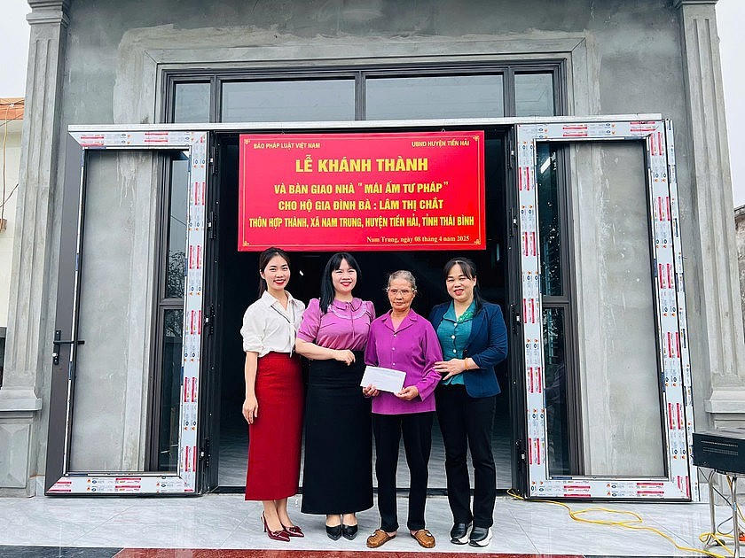 Đại diện Hệ thống giáo dục mầm non Fairy Dream( TP Thái Bình) tặng quà gia đình bà Lâm Thị Chắt.
