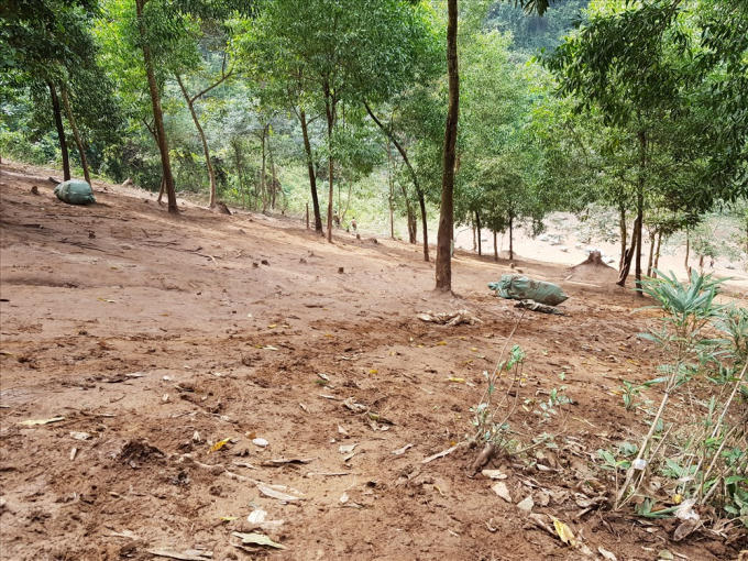 Thay vì cõng hàng trên vai leo qua đồi thì nhiều cửu vạn đã ném hàng từ trên đồi xuống.