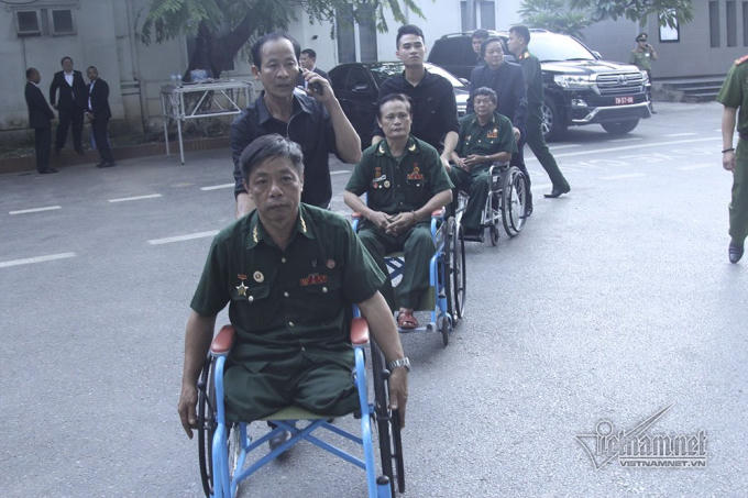 &Ocirc;ng Nguyễn L&yacute; c&ugrave;ng đồng đội từ H&agrave; Nam l&ecirc;n H&agrave; Nội viếng Chủ tịch nước.