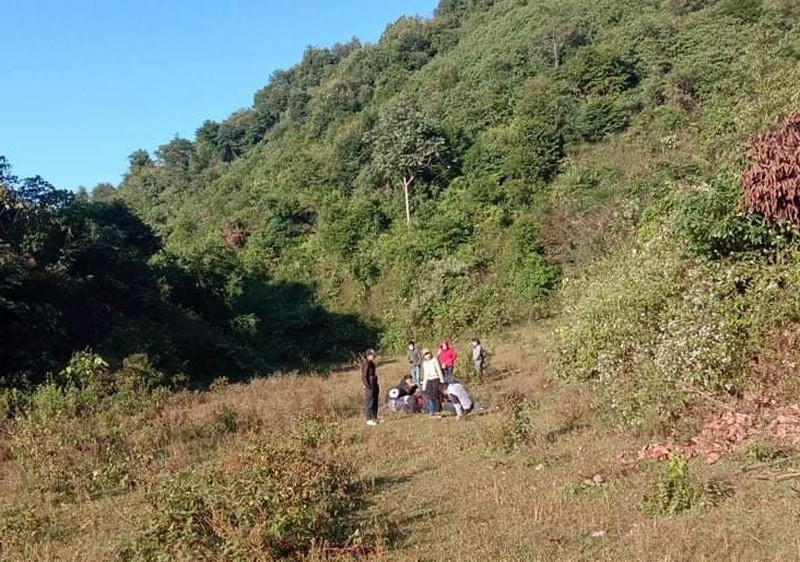 Các lao động tại một điểm tập kết ở khu vực biên giới phía Bắc để chuẩn bị vượt biên sang Trung Quốc (ảnh N.S). 