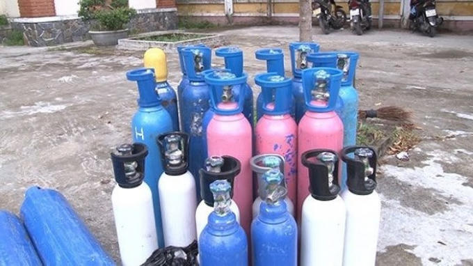 45 bình khí Nitrous Oxide (là loại khí gây cười).