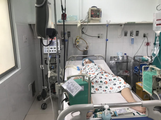 P.N.T.T. (16 tuổi) cải thiện sức khỏe sau khi được dùng huyết thanh nhưng tình trạng còn nặng. Ảnh: Thúy Nguyễn.