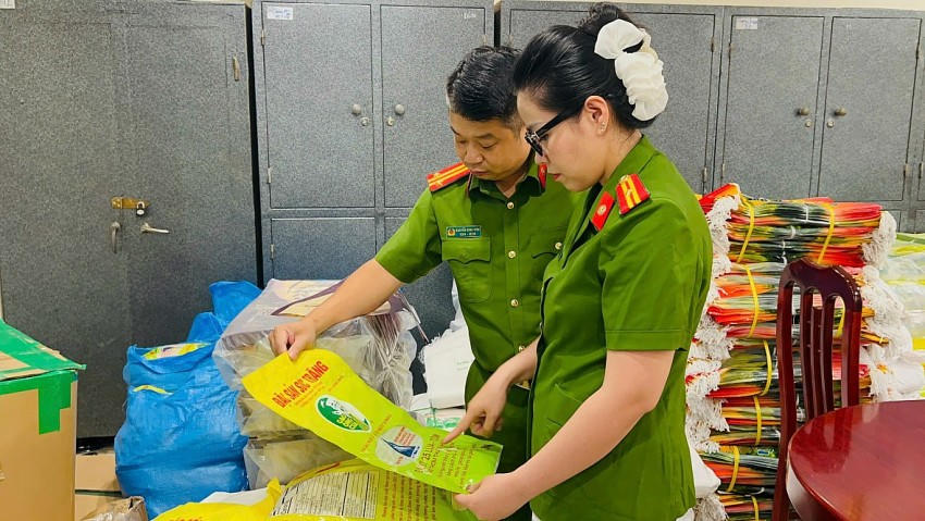 Lực lượng chức năng thu giữ hơn 38.000 chiếc bao bì các loại, cùng máy ép nhiệt hàn miệng túi, máy khâu miệng túi, cân trọng lượng.