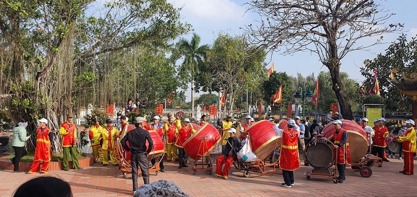 \"Nhiều