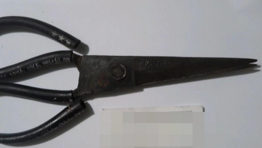 Đ dùng kéo đâm cùng lúc hai người. Ảnh minh họa