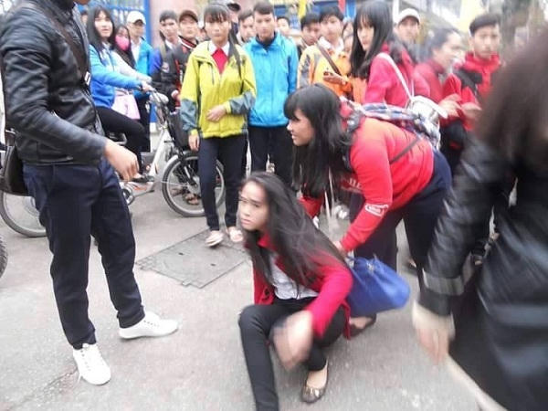 Nạn nhân bị đánh ngã ngay trước cổng trường trước sự chứng kiến của nhiều người.