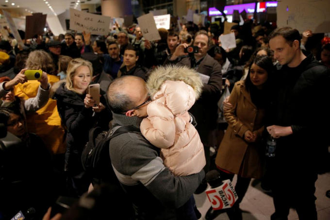 Chia sẻ trên Twitter cá nhân, Tổng thống Trump cho biết, người Mỹ nên đổ lỗi cho thẩm phán Robart và hệ thống tòa án nếu có chuyện xảy ra. “Không thể tin được rằng một thẩm phán đã đặt đất nước chúng ta vào tình cảnh nguy hiểm như thế này. Nếu có chuyện xảy ra, đó là lỗi của ông ta và hệ thống tòa án. Mọi người đang đổ về. Tệ quá”.