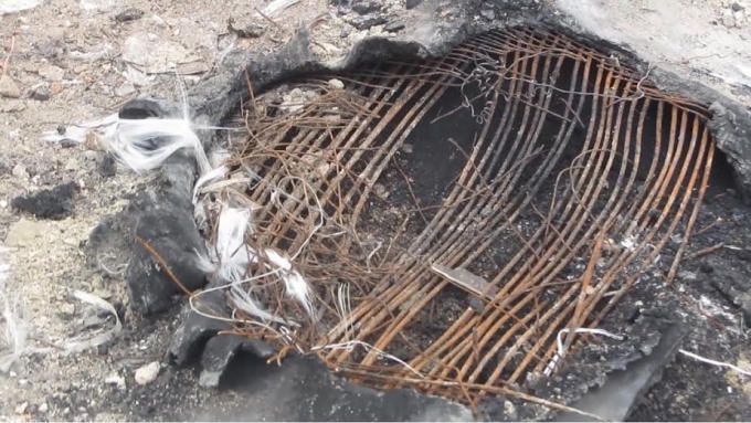 Chất thải rắn đang cháy dở.