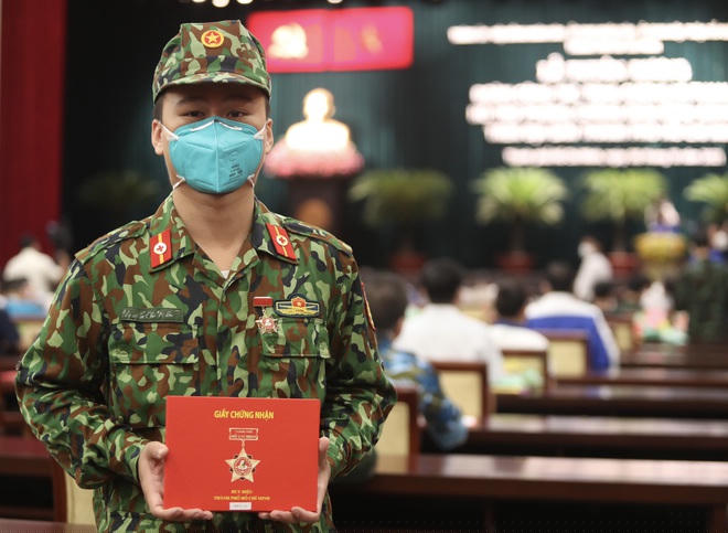 TPHCM đã tặng bằng khen cho 55 tập thể và 119 cá nhân hỗ trợ thành phố chống dịch (Ảnh: Hải Long).