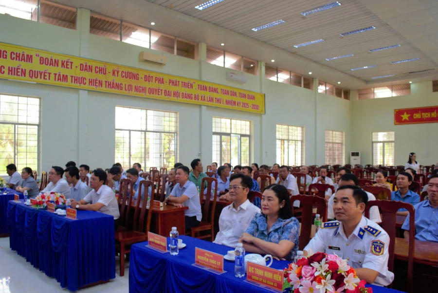 Đoàn công tác Hải đoàn 42 cùng lãnh đạo xã Phan Ngọc Hiển và các đơn vị đóng quân trên địa bàn dâng hương tại Đài tưởng niệm chiến thắng Vàm Lũng.