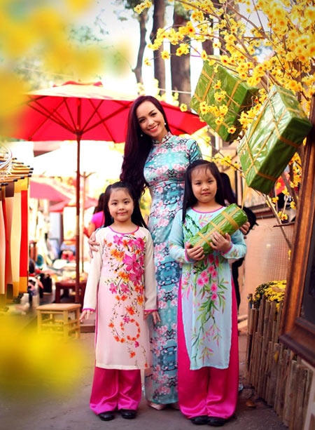 Thúy Hạnh và hai con gái mặc trang phục áo dài đón Tết cổ truyền.