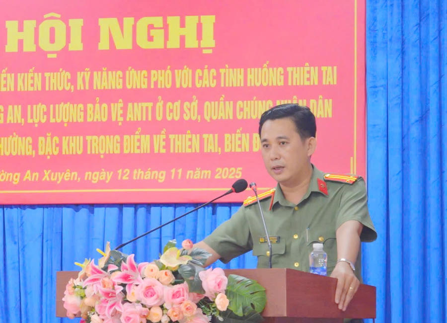 Trung tá Trần Văn Ngoãn – Phó Trưởng phòng Tham mưu Công an tỉnh Cà Mau, tuyên truyền tại Hội nghị.