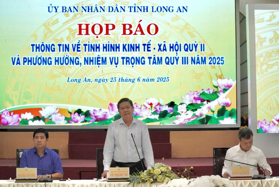 Ông Võ Thành Trí, Chánh Văn phòng UBND tỉnh Long An chủ trì họp báo. Ảnh: Kim Ngân