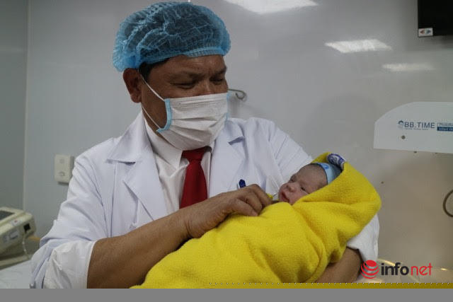 PGS. TS Trần Danh Cường bế công dân đầu tiên được sinh tại BV Phụ sản Trung ương