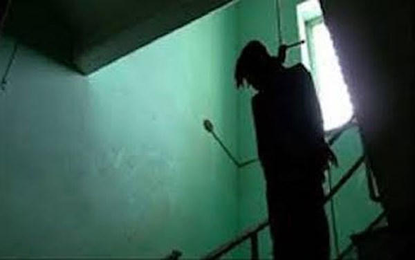 Người dân bàng hoàng phát hiện thi thể cán bộ ngân hàng trong trạng thái treo cổ (ảnh minh họa).