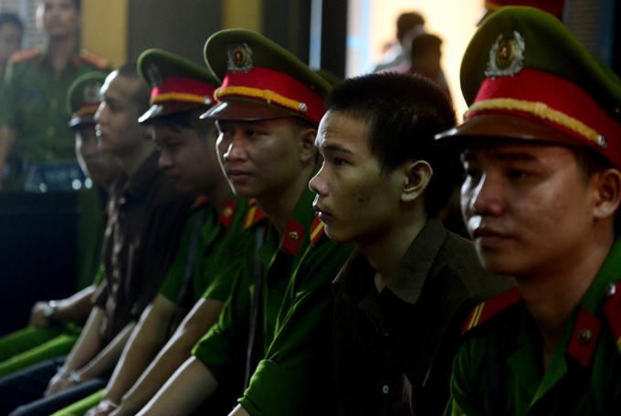 Vũ Văn Tiến đã bình tĩnh hơn so với lần xét xử sơ thẩm. Nhiều lúc Tiến đưa mắt xung quanh để tìm kiếm mẹ mình.