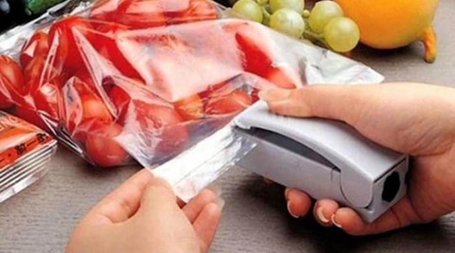 Rau, củ quả đã được rửa qua hoặc cắt gọt thì nên để vào một túi nhựa hoặc túi có khóa kín trước khi đặt vào ngăn mát. Ảnh: minh họa