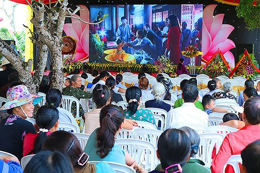 Đông đảo Phật tử, người dân và du khách xếp hàng chờ đến lượt tắm nước thiêng lên Phật